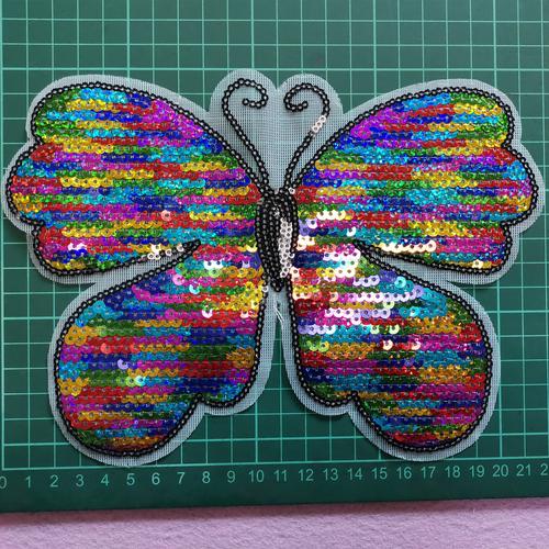 晉藝電腦繡花 針織衫與真皮的多維工藝創(chuàng)新